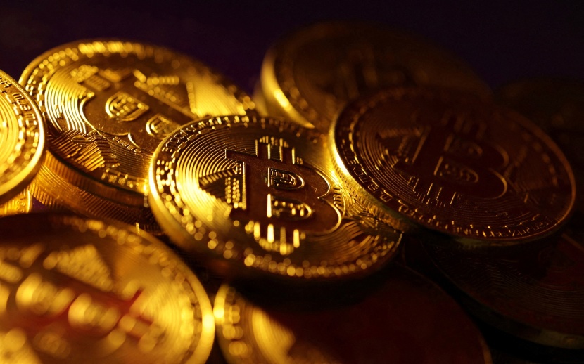 بيتكوين تنخفض لأدنى مستوى في 4 أشهر عند 53 ألف دولار وإيثر تهبط 9%